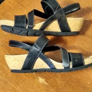 EARTH ORIGINS KENDRA SANDAL SZ 7M BLK